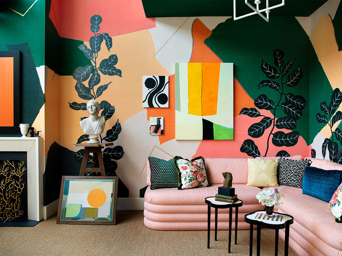 Pièce décorée par Young Huh à l’édition 2019 de la Kip Bay Decorator Show House : loft d’artiste avec canapé rose et murs revêtus de formes abstraites aux multiples couleurs issues de la collection Benjamin Moore. Pièce décorée par Young Huh à l’édition 2019 de la Kip Bay Decorator Show House : loft d’artiste avec canapé rose et murs revêtus de formes abstraites aux multiples couleurs issues de la collection Benjamin Moore.