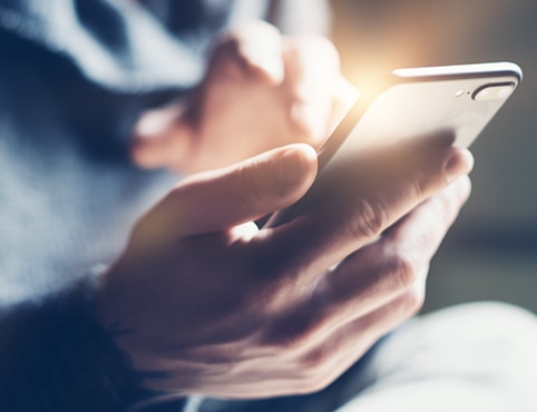 Gros plan sur une personne tenant un téléphone intelligent. Gros plan sur une personne tenant un téléphone intelligent.